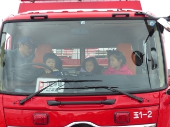 消防団のお兄さんが、消防車の中を説明してくれました。