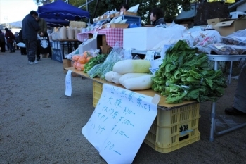 「全て無農薬」と書かれた野菜を売るお店。田舎みそやお米も並び、あれもこれもほしくなってくる・・・。