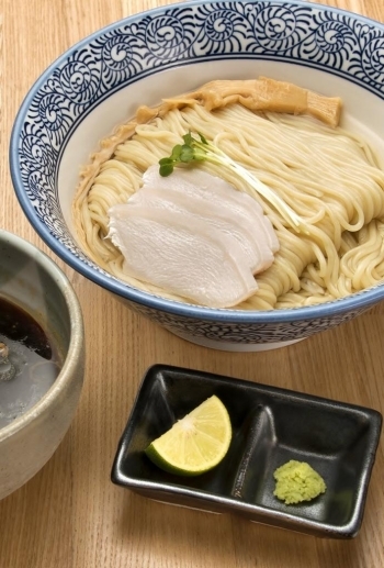 昆布水に浸した麺は自慢の一品だそうです！