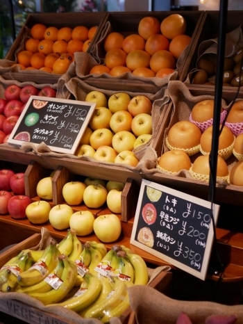 青果店さんが運営されてるだけあって、店頭には旬の新鮮な野菜や果物などがたくさん♪