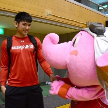 原修太選手（背番号31）<br>「はらーに　ゴリラ　に　パス　するんだゾウ」<br>ジャンボくん、原選手は少しお休みするから、また今度ね。