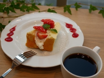 ふわふわ食感のシフォンケーキセットはドリンク（コーヒーor紅茶）付きで600円（税別）とリーズナブル♪シフォンケーキの他にロールケーキでもＯＫ