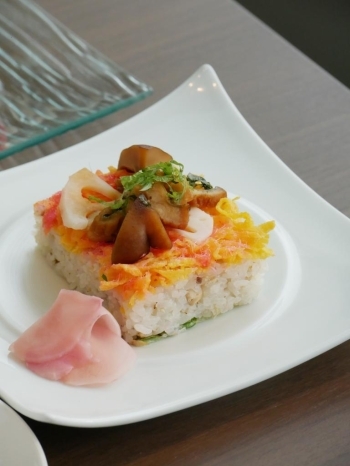 岩国市に伝わる郷土料理「岩国寿司」四角い形、酢飯の上にのった彩り鮮やかな具材が特徴♪酢の強さよりほのかな甘みや素材の味を感じられて◎