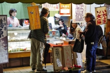 『伊藤軒老舗』さん。老舗の和菓子を手土産に包んでもらいながら一杯