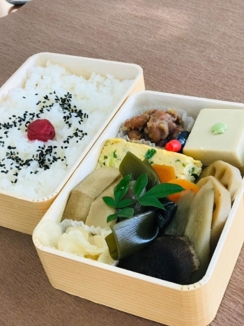 塩分を控え出汁を効かせた優しい味付け。<br>☆煮しめ弁当　1000円<br>・炊き合わせ<br>・白ごま豆腐<br>・金時煮豆<br>・たまご焼き<br>・岩国のコシヒカリ<br>・つけもの