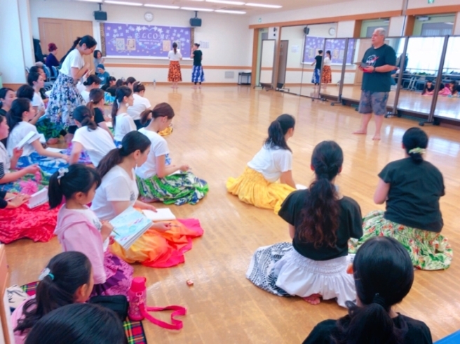 みんな真剣に聞いてます「ハワイの先生から学べました！！ 江戸川区 葛西フラダンス ウクレレ の コロナヘ メ ナー ホアロハ 江戸川区 葛西 臨海町 南行徳 船橋 初心者歓迎 お子様連れ歓迎」