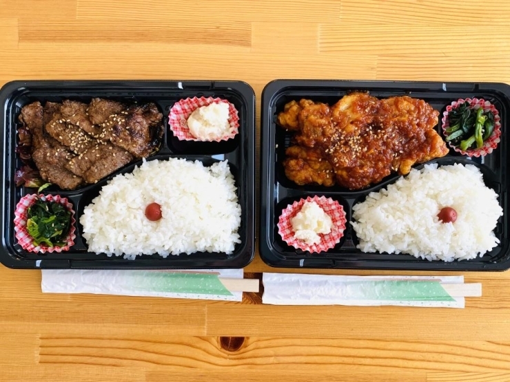 左：カルビ弁当　700円　右：ヤンニョンチキン弁当　500円