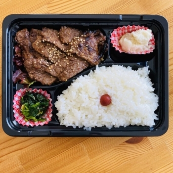 カルビ弁当　700円