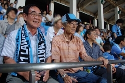試合観戦をする阿部市長（左）と技連協若月会長（右）