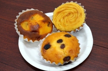 アップルケーキ（左）<br>スイートガトー（右）<br>レーズンケーキ（下）