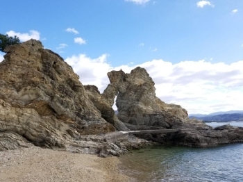 陸から見た蓬莱岩