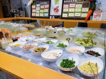スプーンで混ぜて食べるコロコロカラフルサラダバー☆<br>サラダもドレッシングも豊富！