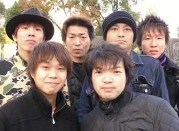 大阪時代、先輩芸人たちと。すみたに弟（一番左）、兄（一番右）。