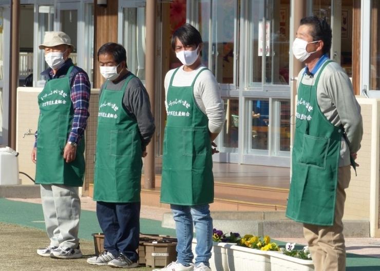 写真右から　須貝氏、高須氏、茂木氏、井野氏　皆さん、行方市でお花を生産されている方々です。幼稚園で寄せ植え教室が開催できる日を楽しみにしていたそうですよ♪