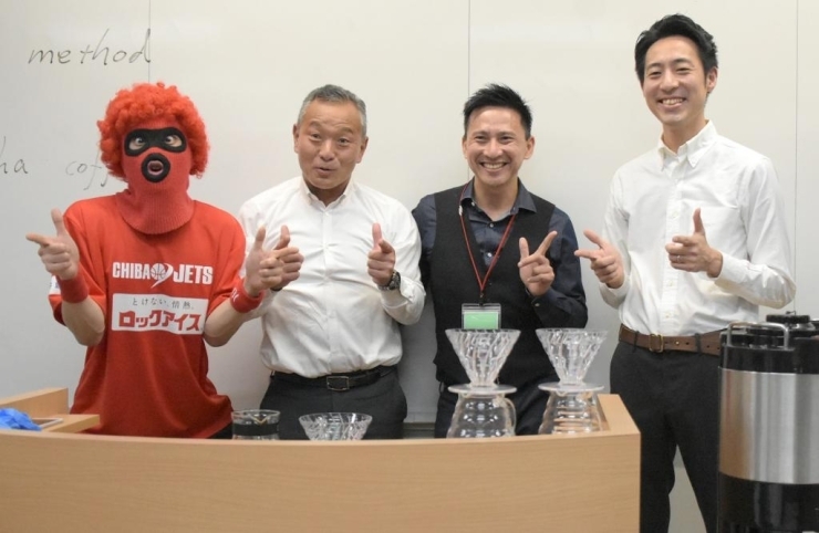 左から、マスク・ド・オッチー、学校長・西村桂先生、梶真佐巳さん、粕谷哲さん