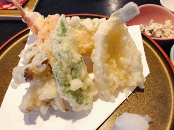 天ぷらは旬の魚やエビ、キノコに野菜が盛りだくさん！