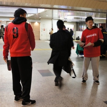 練習生の石井講祐選手も頑張っていました！　JRと新京成線の乗り換え客が多い通路にて。