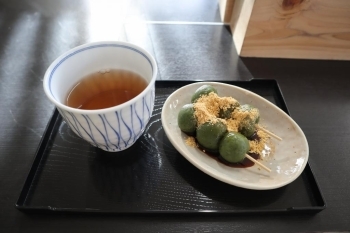 お天守茶屋で頂ける、「お団子とお茶のセット」（300円）