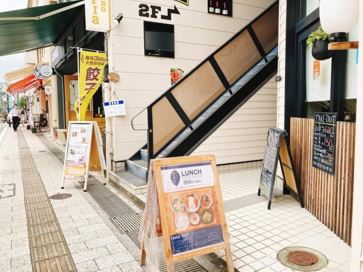 宮崎駅前商店街「あみーろーど」を中心市街地へ向かうと見えてくるランチの看板が目印！