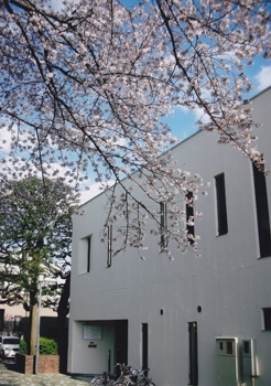 「西落合図書館」閑静な住宅街にあり、公園に隣接するのどかな図書館。