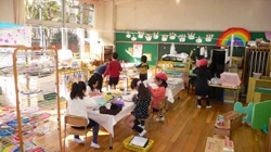 「市谷幼稚園」「早寝早起き、しっかり3食、薄着で元気」を実践する幼稚園