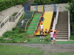 「落合第四幼稚園」ジャンボ滑り台で元気に遊ぶ、自然環境に恵まれた幼稚園