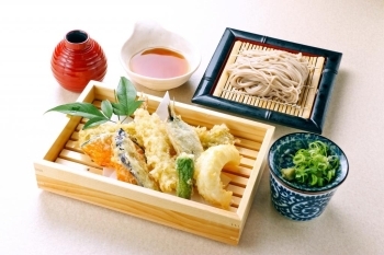 お店おすすめ「海の幸天ぷら定食」。お蕎麦と、海老天、いか天、太刀魚天ぷら、いわし天ぷら、野菜天ぷら2種がセットになったメニューです。