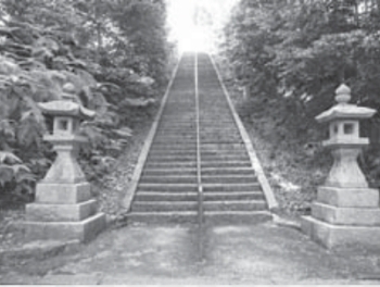 孫井田家が寄進されたとされる榊山神社の九十九段の石段
