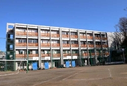 「新宿中学校」大久保・東戸山の2中学校が統合し開校、2008年に新校舎落成