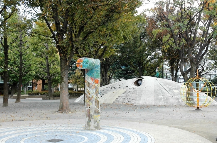 「白銀公園」公園中央の築山が人気