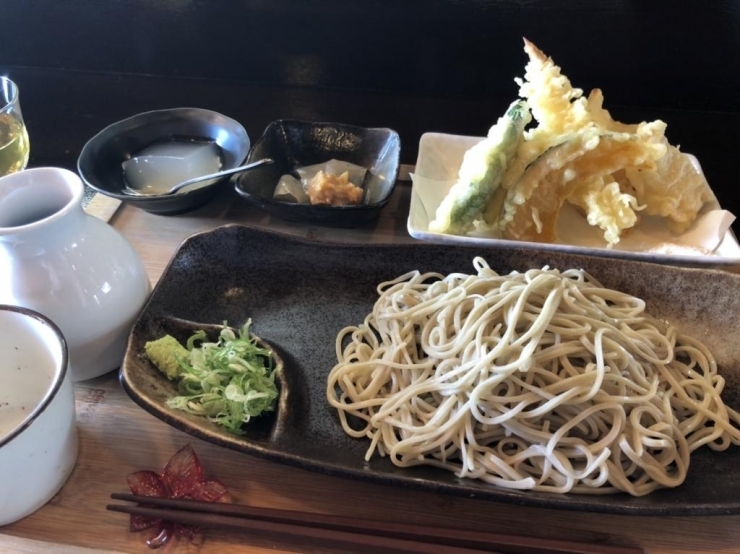 お蕎麦に天ぷらに副菜にデザートと豪華！