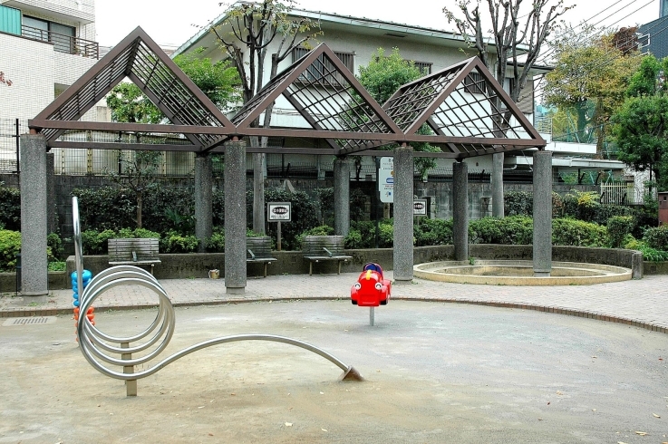 「納戸町公園」牛込三中のお隣ににある公園