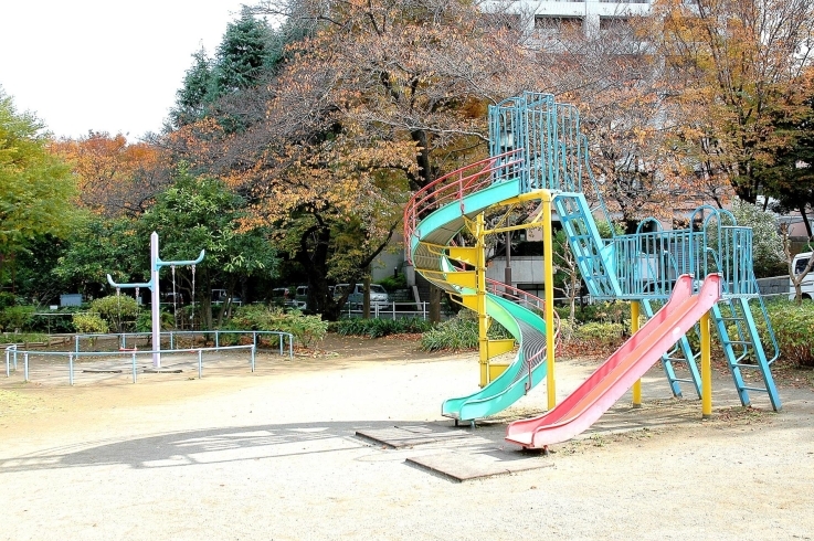「西戸山公園（野球場隣り）」本格的設備の西戸山公園野球場を併設する公園