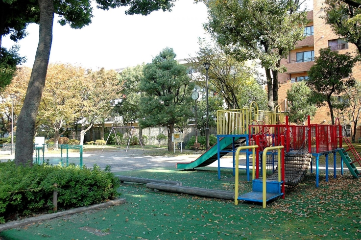 「もとまち公園」人工芝の上にカラフルな遊具のある公園