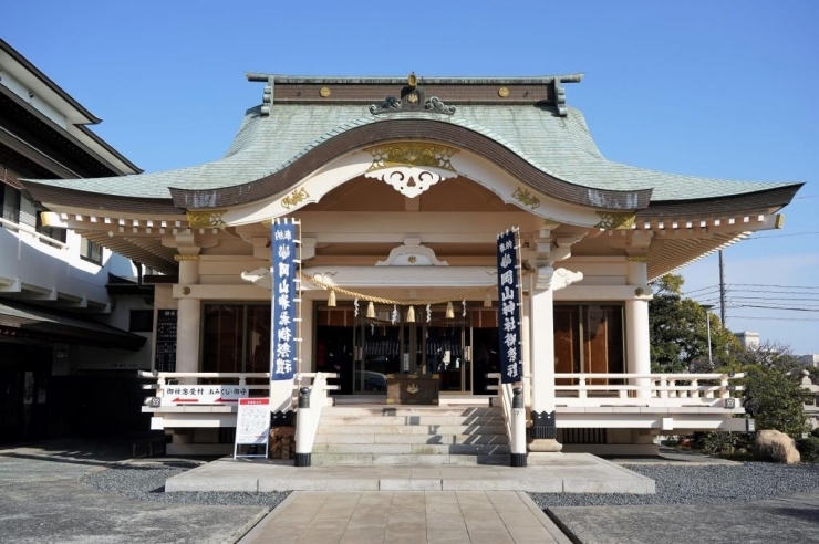 【岡山神社・拝殿】<br>岡山市の総鎮守として、正月初詣には多くの参拝者でにぎわいを見せます。