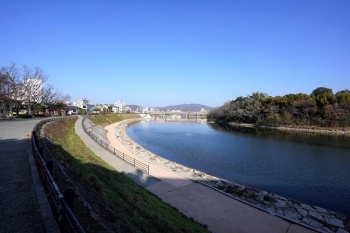 【旭川西岸に鎮座】<br>対岸には三大名園の後楽園が見える