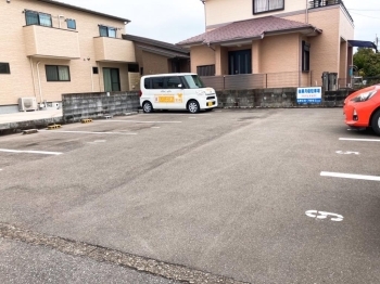 駐車場は、昭和東の交差点をお店の方へ曲がった通りにあり、駐車場からお店までは徒歩１分ほどです。