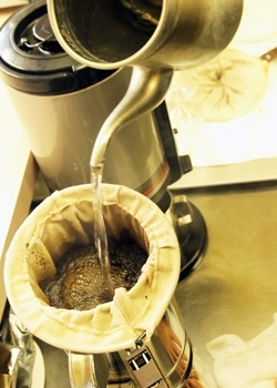 毎朝挽きたての自社焙煎珈琲をハンドドリップでご提供します。「カフェ・ド キタガワ 米子しんまち店」