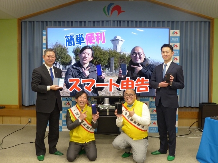 行方市長　鈴木周也氏（左）、茨城県住みます芸人オスペンギン（中央）、潮来税務署長　石井勇司氏（右）