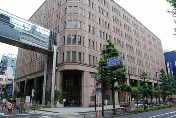 「新宿区役所本庁舎・区議会」新宿区政の中枢であり、歌舞伎町のオアシスでもあります。