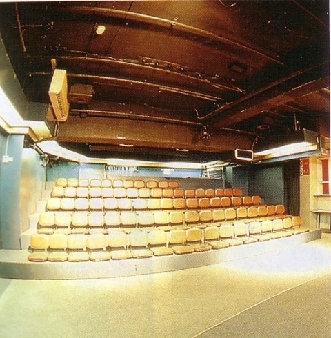 「タイニイアリス」表現を発見する新宿の小劇場。