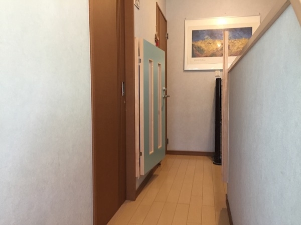 ２階の廊下「あっちとこっちをゆる〜く仕切る小さな木製ドア」