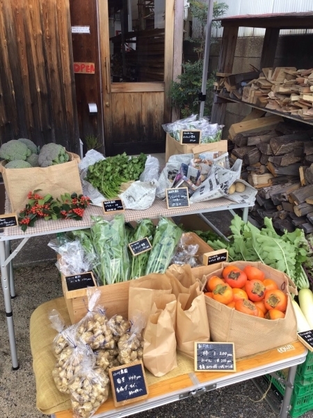 毎月第１日曜に開催している定期マルシェと同時開催で、「野菜市」も開かれています。<br>農家さんが作る新鮮で美味しい野菜がたくさん販売されています。<br>