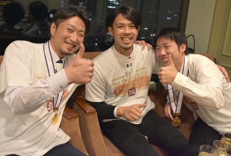 天皇杯初優勝の夜。佐藤博紀さん、金田詳徳AC（当時）と最高の笑顔を見せた。