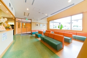 彩光もたっぷり取れた、清潔で明るく広い待合室。「信田眼科医院」