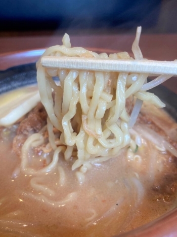 スープがしっかり絡んだ縮れ麺