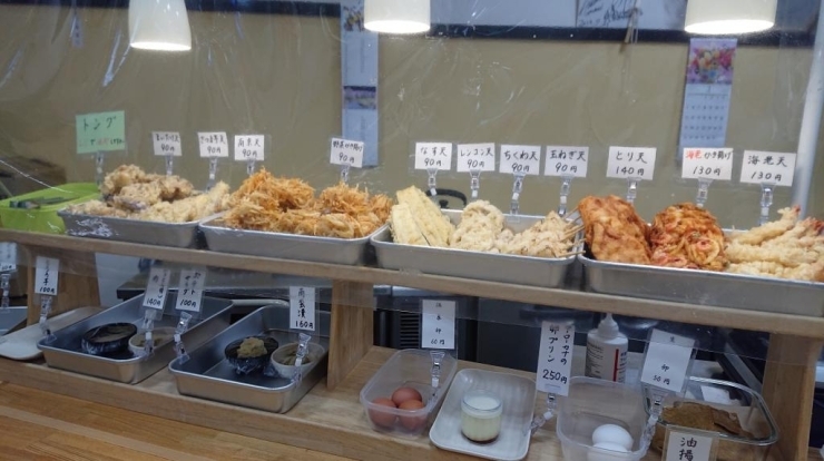 カウンターには、天ぷら・小鉢・おむすび等もそろっています。