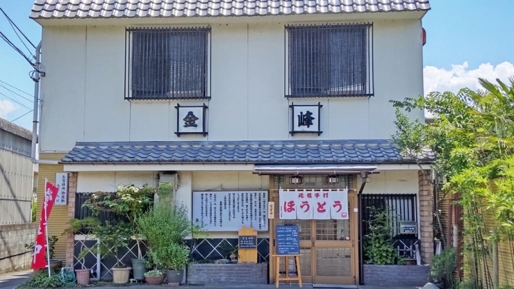 創業５０年近い老舗です。車はお店の前３台。。ではなくて