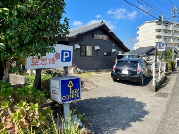 駐車場はお店の前とひと区画お隣の空き地にもあります。