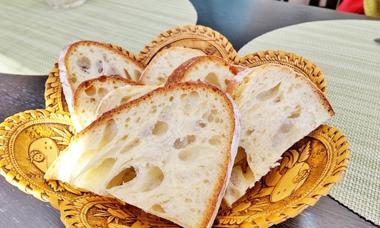 タイミングがよければ、天然発酵パンが食べられます　素敵な器にも注目
